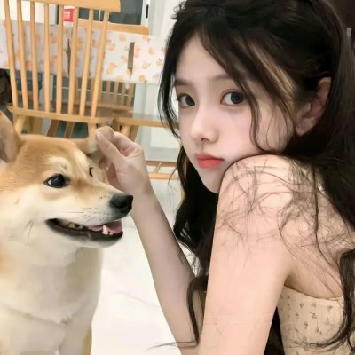 给小酒馆女子喝高杯酒